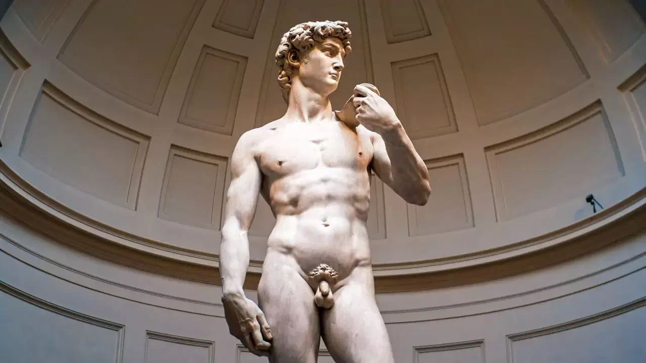 sculpture d'un homme avec un beau pénis