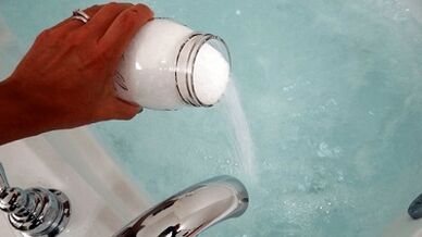 Bain avec du soda pour un membre d'un membre