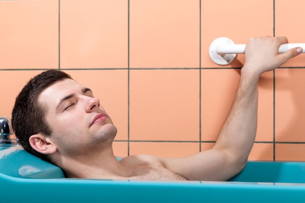 un homme prend un bain avec du bicarbonate de soude pour agrandir son pénis