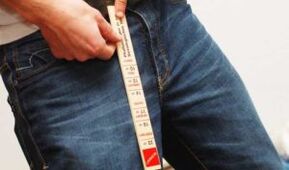 Homme mesurant le pénis avec une règle